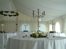 V�lum blanc garnissant un chapiteau aluminium pour un mariage. : Tentes et chapiteaux : V�lum